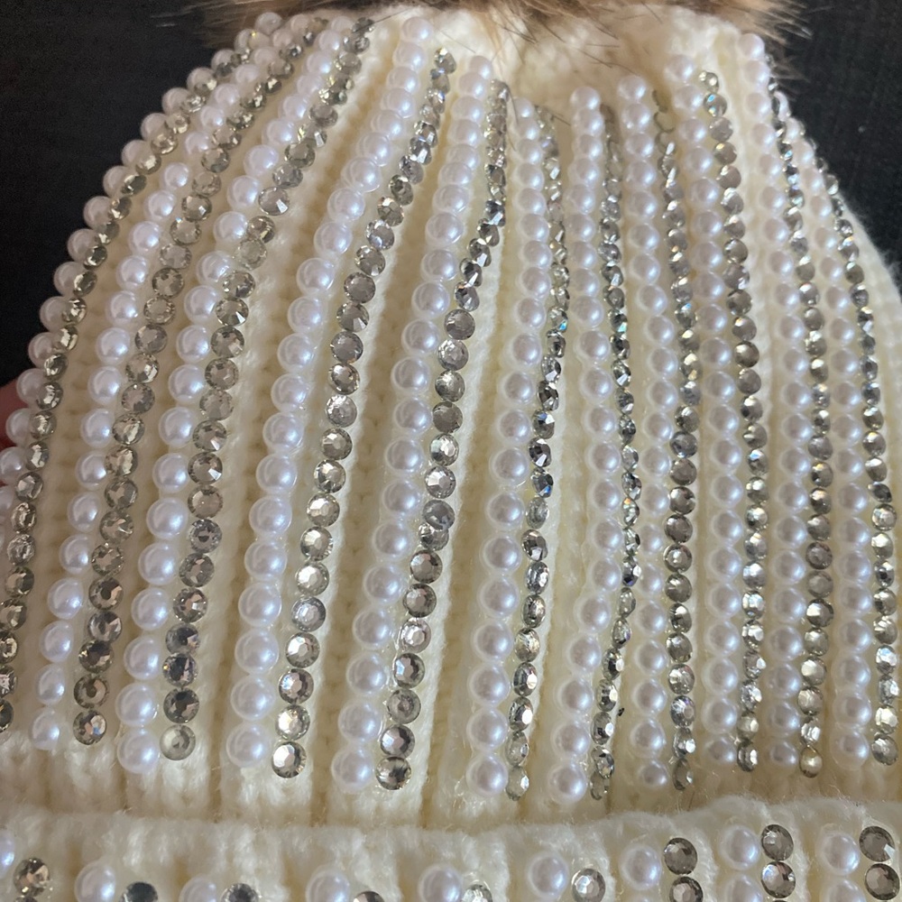 New Chic Pearl-Studded Cream Beanie with Faux Fur Pom - Picture 4 of 5